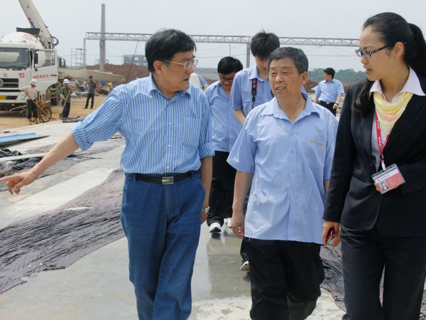 著名白酒專家高景炎再訪四特，題詞獻字